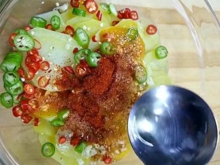 5、凉拌香辣土豆片,放入碗中加蒜末，盐，白糖，生抽，陈醋，青红辣椒，辣椒粉，油热炸香，翻拌均匀装盘即可