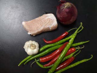 1、洋葱炒肉片,准备好食材