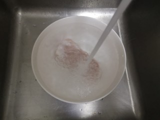 2、洋葱炒肉片,肉清洗时用力挤压把血水清理净