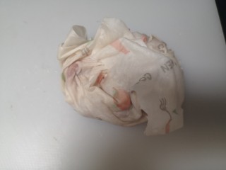 3、洋葱炒肉片,厨房纸吸干水份