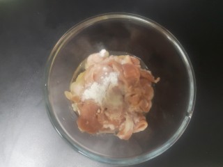 5、洋葱炒肉片,先来腌肉调味（肉片200g、蛋清1个、淀粉3g、酒酿汁（或料酒）7g、盐1g、食用油5g）