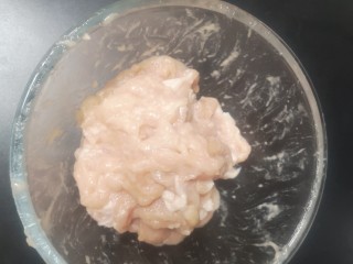 7、洋葱炒肉片,均匀揉至无汁水