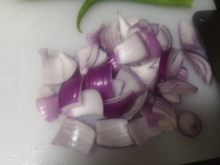 12、洋葱炒肉片,洋葱切块