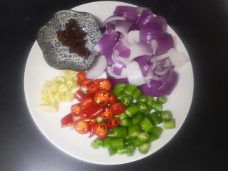 15、洋葱炒肉片,配菜弄好