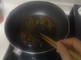 18、洋葱炒肉片,随着油温慢慢升高的同时炒香豆瓣酱