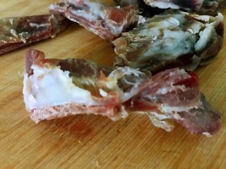 2、#猪肋排#番茄腊排,腊排骨用热水清洗两遍后剁成小块。