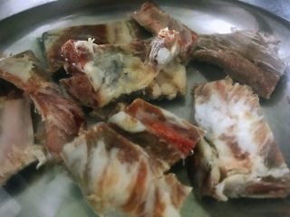 3、#猪肋排#番茄腊排,放入水中浸泡4小时以上，去除肉中多余盐分，还能让排骨变软，如果腊排骨盐分重的话，中间可换一次水，有的腊排盐分特别重有的还好，大家按照自家排骨来决定泡水时间。泡好的腊排骨从水中捞出，放干净水中涮洗几遍，装入盘中备用。