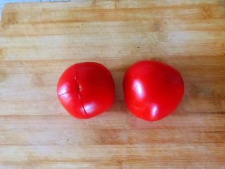 4、#猪肋排#番茄腊排,番茄顶部轻划十字。