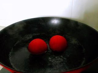 5、#猪肋排#番茄腊排,放开水中一汤，皮就很容易剥掉了，另一种是刀把皮直接削薄薄一层下来。