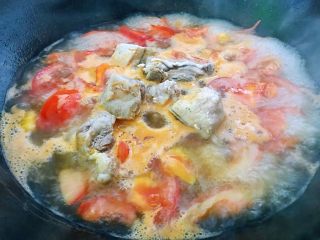 7、#猪肋排#番茄腊排,锅中加水进去，水的量一次性加足，将排骨放入锅里，放姜片，盖上盖子，烧开转小火煮3小时左右，如果用压力锅，15—20分钟，打开。