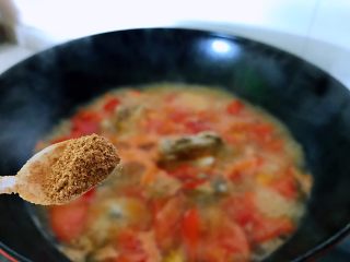 8、#猪肋排#番茄腊排,加五香粉，放入切好的番茄继续煮15分钟，放入鸡精，撒上葱花起锅。（由于腊排骨本身含有很重的盐分，所以就不用另外放盐了）