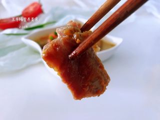 9、#猪肋排#番茄腊排,第7步很关键，如果先放番茄，在番茄汤中炖腊排骨，最后出来的效果会适得其反，排骨会变老不好吃的，后放番茄，不仅会让肉变嫩，而且味更好。