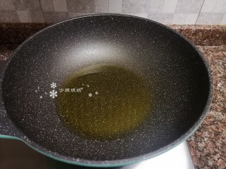 6、酱焖黄花鱼,热锅倒油烧至五成热。