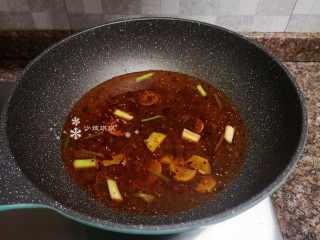 10、酱焖黄花鱼,倒入适量清水煮开。