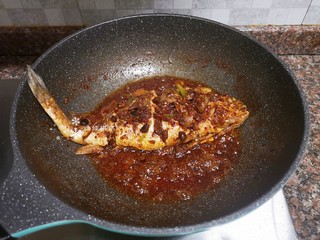 13、酱焖黄花鱼,汤汁快收干时即可出锅。