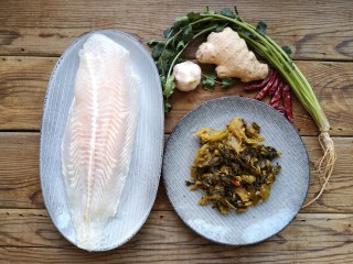 1、酸汤龙利鱼,准备食材。