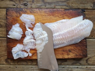 2、酸汤龙利鱼,龙利鱼斜刀片成薄片。