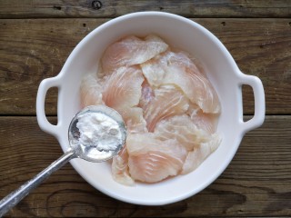 4、酸汤龙利鱼,少量淀粉和盐抓拌均匀腌制10到15分钟。