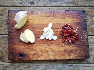 5、酸汤龙利鱼,姜蒜切片，干辣椒切段备用。