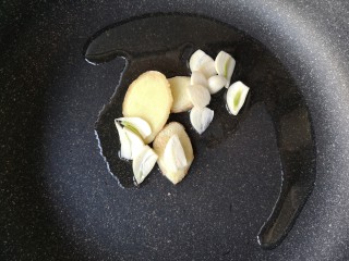 6、酸汤龙利鱼,锅中适量油烧热下姜蒜，爆出香味。