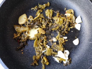 7、酸汤龙利鱼,在将老坛酸菜入锅炒出香味。