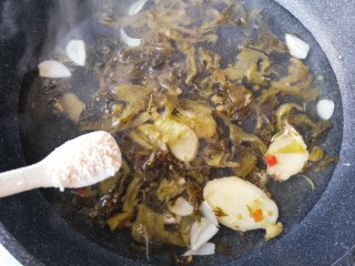 8、酸汤龙利鱼,加入适量的清水或者高汤，并加入一小勺鸡精调味。