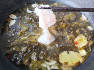 9、酸汤龙利鱼,锅中汤煮开后下入腌好的鱼片。