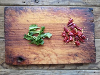 11、酸汤龙利鱼,干辣椒香菜切段。