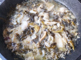 10、酸汤龙利鱼,将鱼片全部下入锅中汤，再次全部煮开即可。