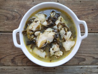 12、酸汤龙利鱼,将煮好的老坛酸菜鱼放入大一点的容器中。