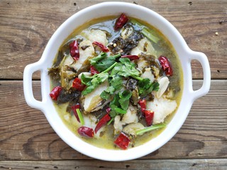 13、酸汤龙利鱼,撒上干辣椒和香菜段。