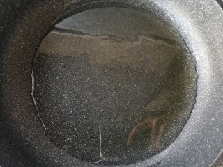 14、酸汤龙利鱼,另取一锅适量的油烧至八九成热。