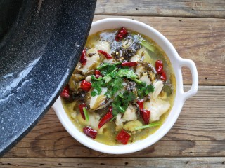 15、酸汤龙利鱼,将热油浇在干辣椒和香菜段上。