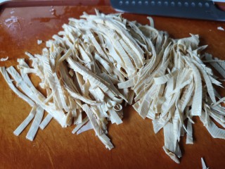 2、麻辣豆皮儿,泡好的豆腐皮儿切成丝。