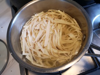 3、麻辣豆皮儿,用烧开的水汆烫切好的豆腐丝。