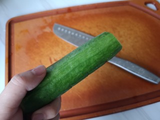 7、麻辣豆皮儿,准备一根黄瓜。