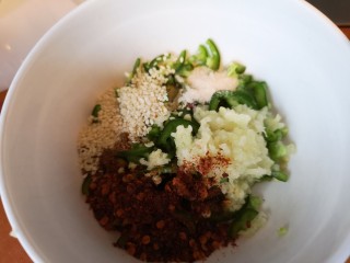 13、麻辣豆皮儿,芝麻，蒜泥，辣椒粉，辣椒丁，盐，花椒粉，放入碗中。