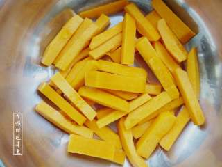 1、咸蛋黄焗南瓜,南瓜削皮去籽，切长