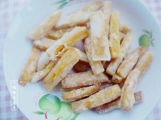 5、咸蛋黄焗南瓜,用奶锅装适量油，开火热至八分热即可放入南瓜条，炸至金黄色即可捞出，大概两三分钟即可