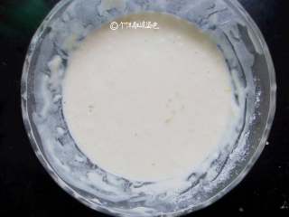 1、酥炸蘑菇,首先来调一个面糊。把面粉，淀粉按2：1的比例加到碗里。打一个鸡蛋，加适量盐，慢慢倒入水，用筷子搅均匀。。面糊的稀稠度以能挂住筷子还能慢速流下为准。