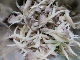 3、酥炸蘑菇,盐水泡半小时。去杂质或者农残。开水焯2分钟左右。再把水完全挤干。小心点，别烫手了。可以过下凉水再挤。