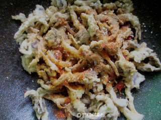 9、酥炸蘑菇,加入孜然粉、椒盐、辣椒粉大火翻炒即可