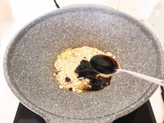 19、超级下饭菜  油焖尖椒,加入2勺生抽