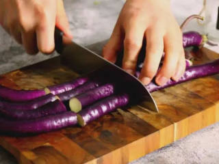 1、手撕茄子,蒸的实在太好吃,香软,吃不腻,茄子切段