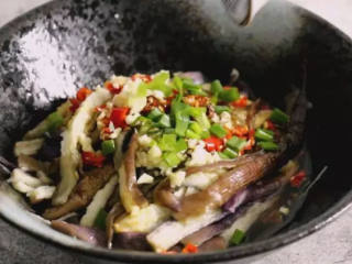 4、手撕茄子,蒸的实在太好吃,香软,吃不腻,倒入生抽、油泼辣子、辣椒碎、葱蒜末、盐