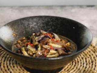 6、手撕茄子,蒸的实在太好吃,香软,吃不腻,开吃~！