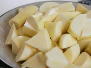 1、油焖茭白—浓油赤酱的本帮素菜,茭白剥去外壳，洗净后切滚刀块。