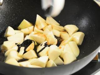 3、油焖茭白—浓油赤酱的本帮素菜,加入盐、糖、生抽、老抽，翻炒均匀。