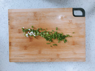 1、糖醋茄子,把香葱切成末备用。