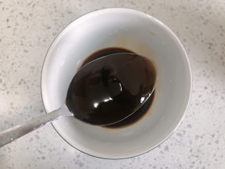 4、糖醋茄子,一勺蚝油。